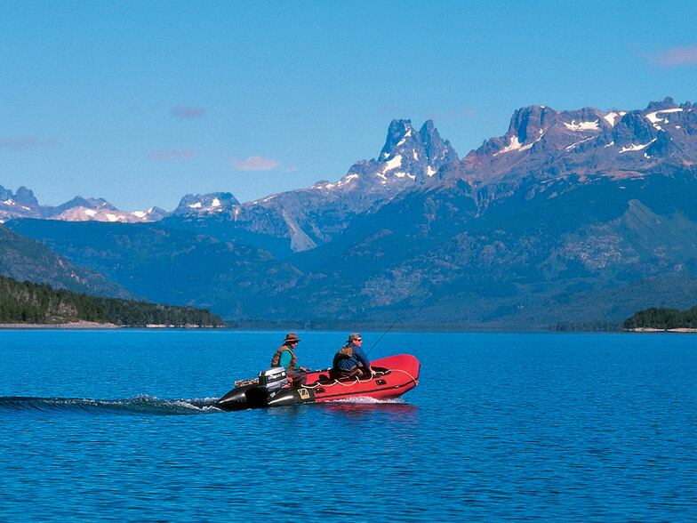 Paciencia y “lectura del agua”, dos secretos para lograr el pique en los lagos del sur.