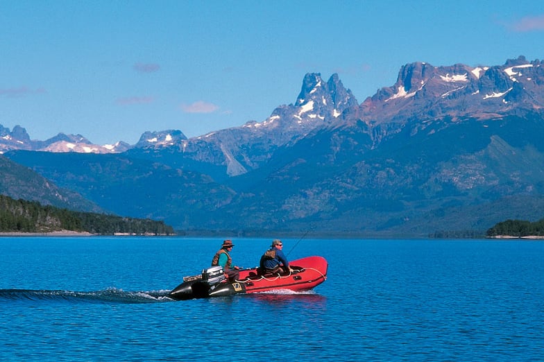 Paciencia y “lectura del agua”, dos secretos para lograr el pique en los lagos del sur.