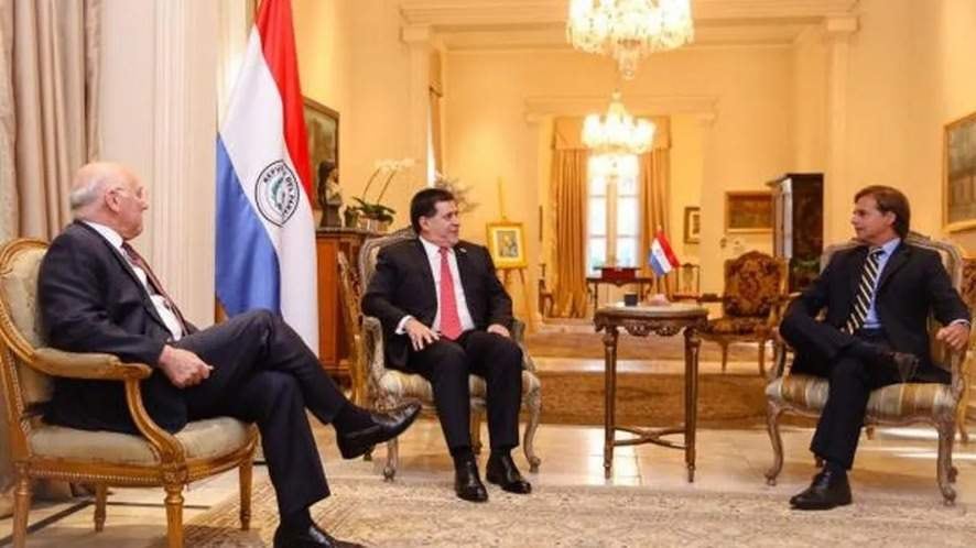 Luis Lacalle Pou (izq.) visitó en 2017 a Horacio Cartes (centro) y Eladio Loizaga en Asunción.