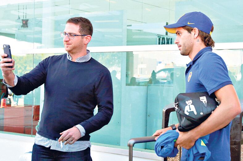 Gago se detiene frente a un aficionado en suelo mexicano.