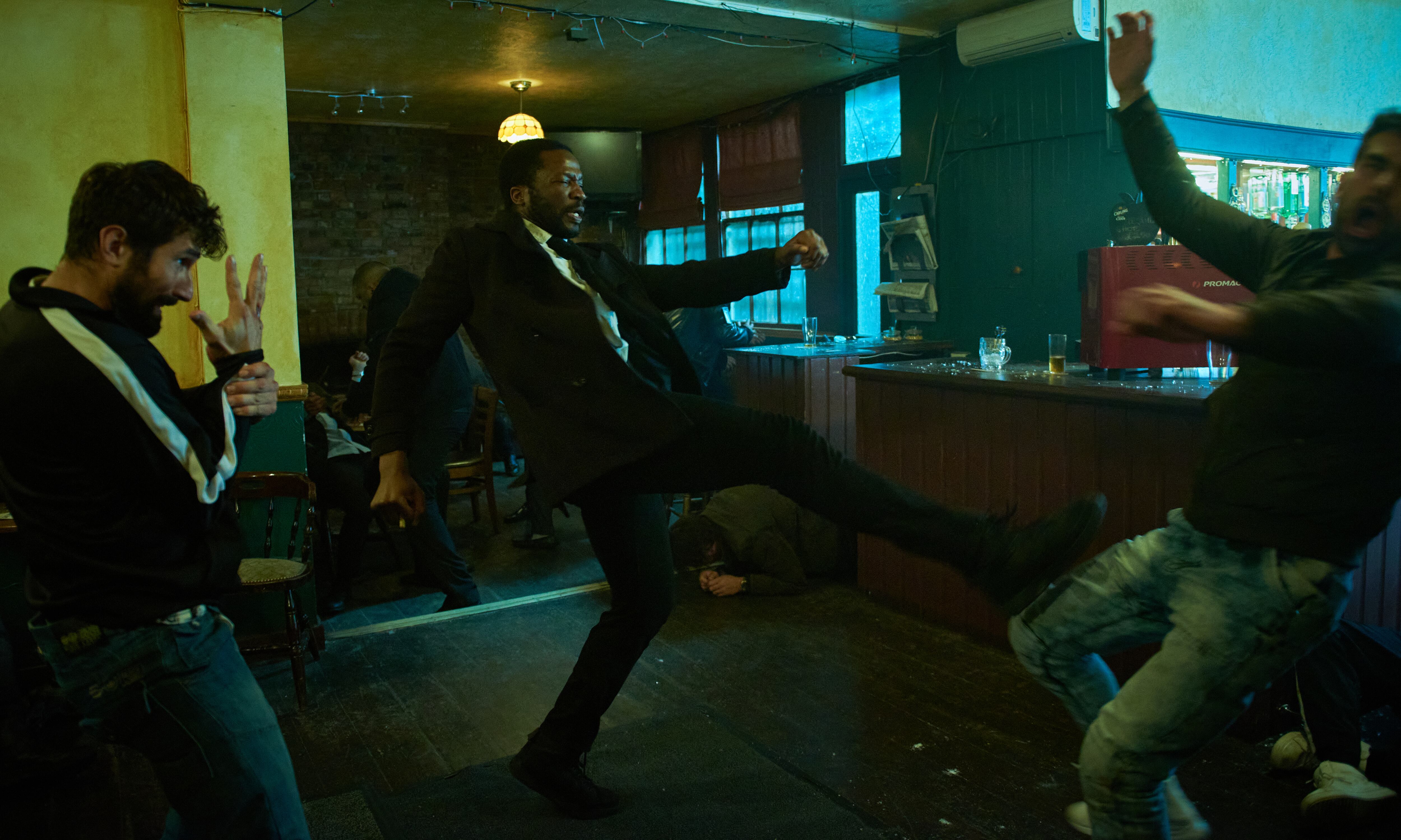 “Estéticamente te shockea y envuelve”, describe Sope Dirisu, uno de sus protagonistas.