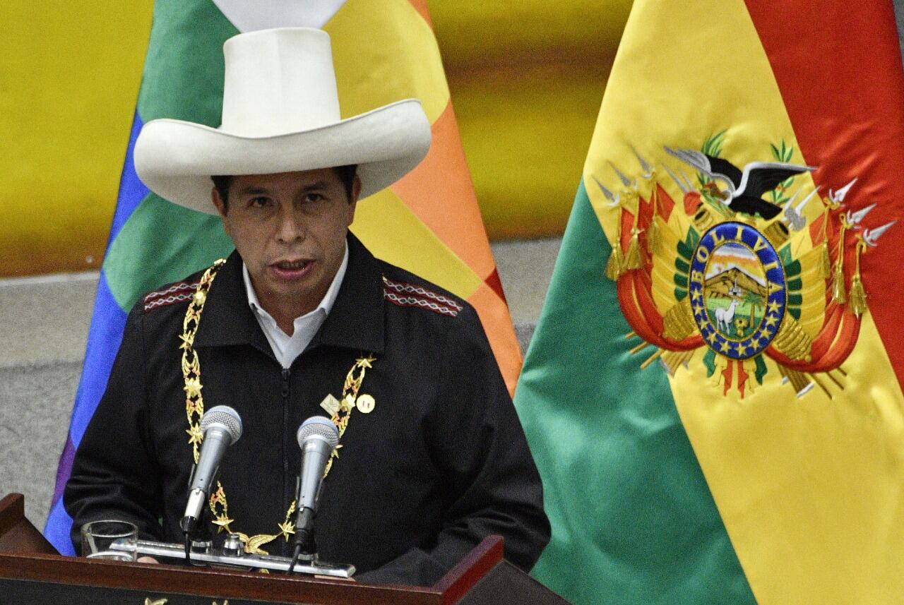 Pedro Castillo en una ceremonia con sus aliados bolivianos.