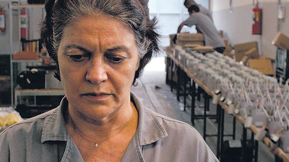 De un día para el otro, la protagonista de Por la ventana se convierte en material humano descartable.