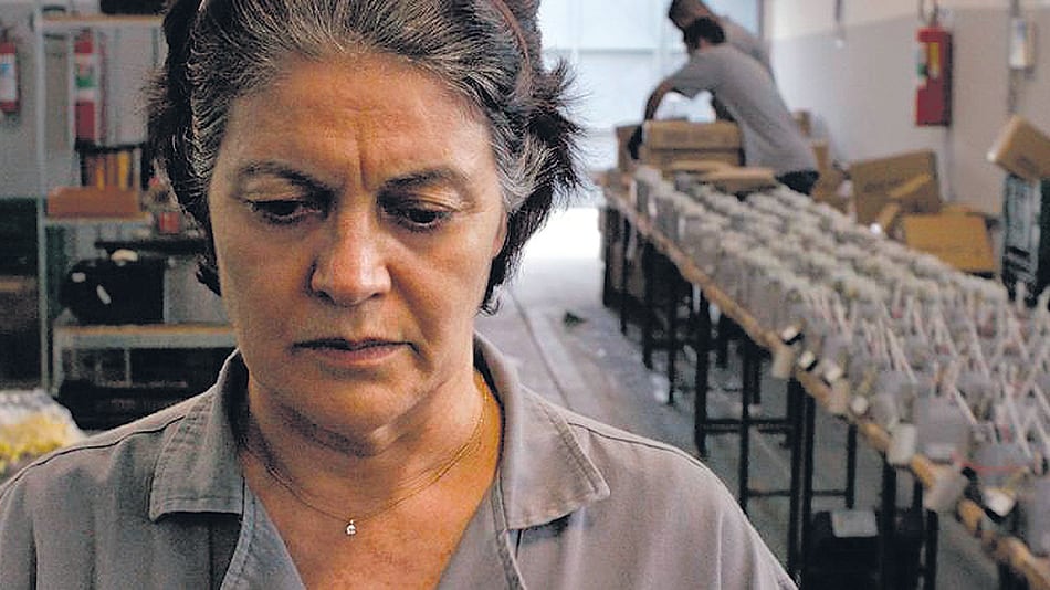 De un día para el otro, la protagonista de Por la ventana se convierte en material humano descartable.