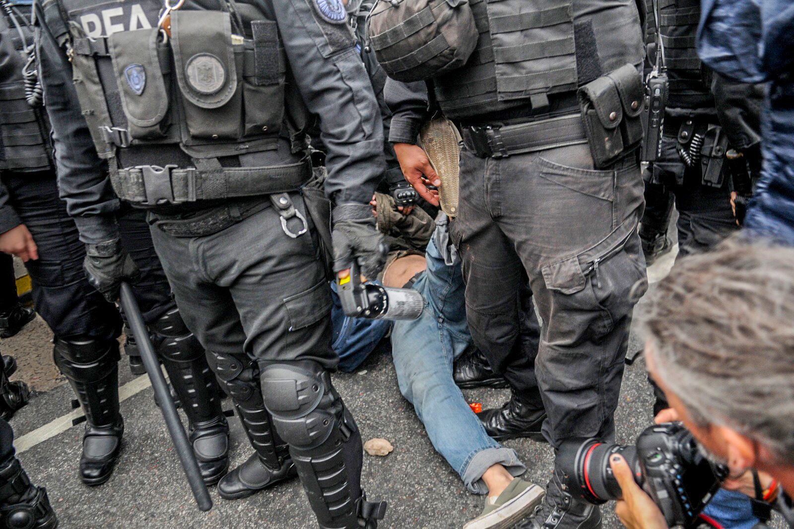 Un manifestante, atacado por efectivos policiales