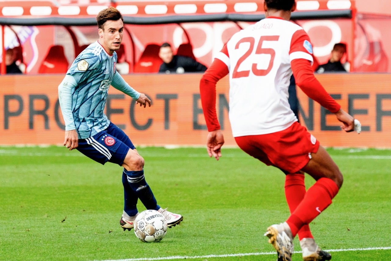 Tagliafico se retiró con una molestia en el Ajax, aunque se lo evaluará en Buenos Aires.