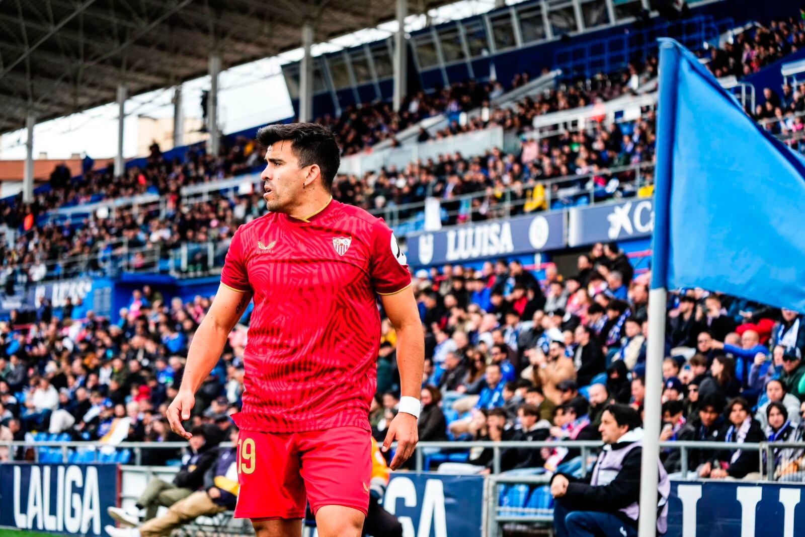 Acuña se desempeña en el Sevilla español