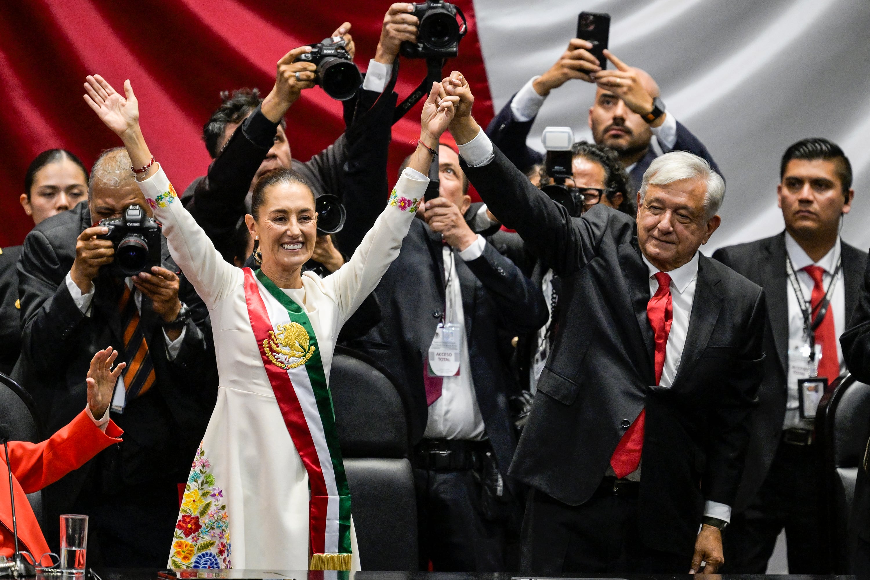 Claudia Sheinbaum, primera mujer presidenta de México, junto a su antecesor Andrés Manuel López Obrador.