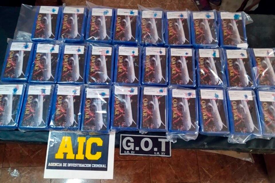 Los panes de cocaína estaban bien embalados de manera hermética con cinta azul.