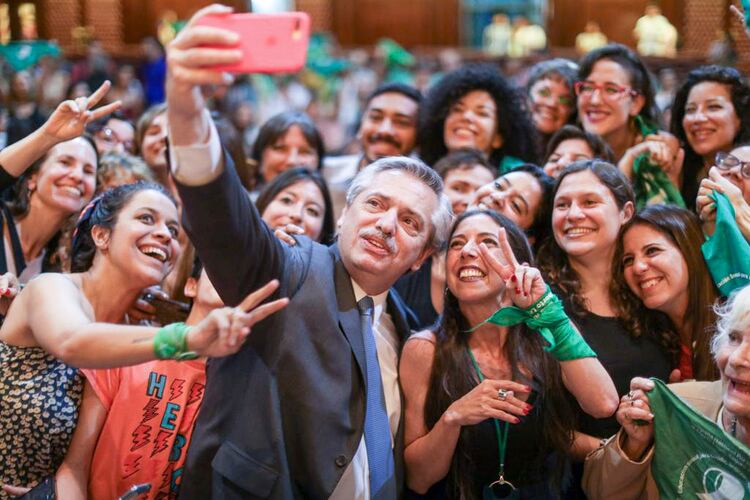 El presidente electo durante la presentación en la que conoció a Belén. 