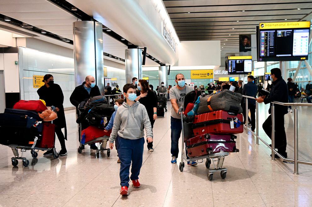 En el aeropuerto londinense de Heathrow habilitarán filas especiales para vacunados contra la covid.