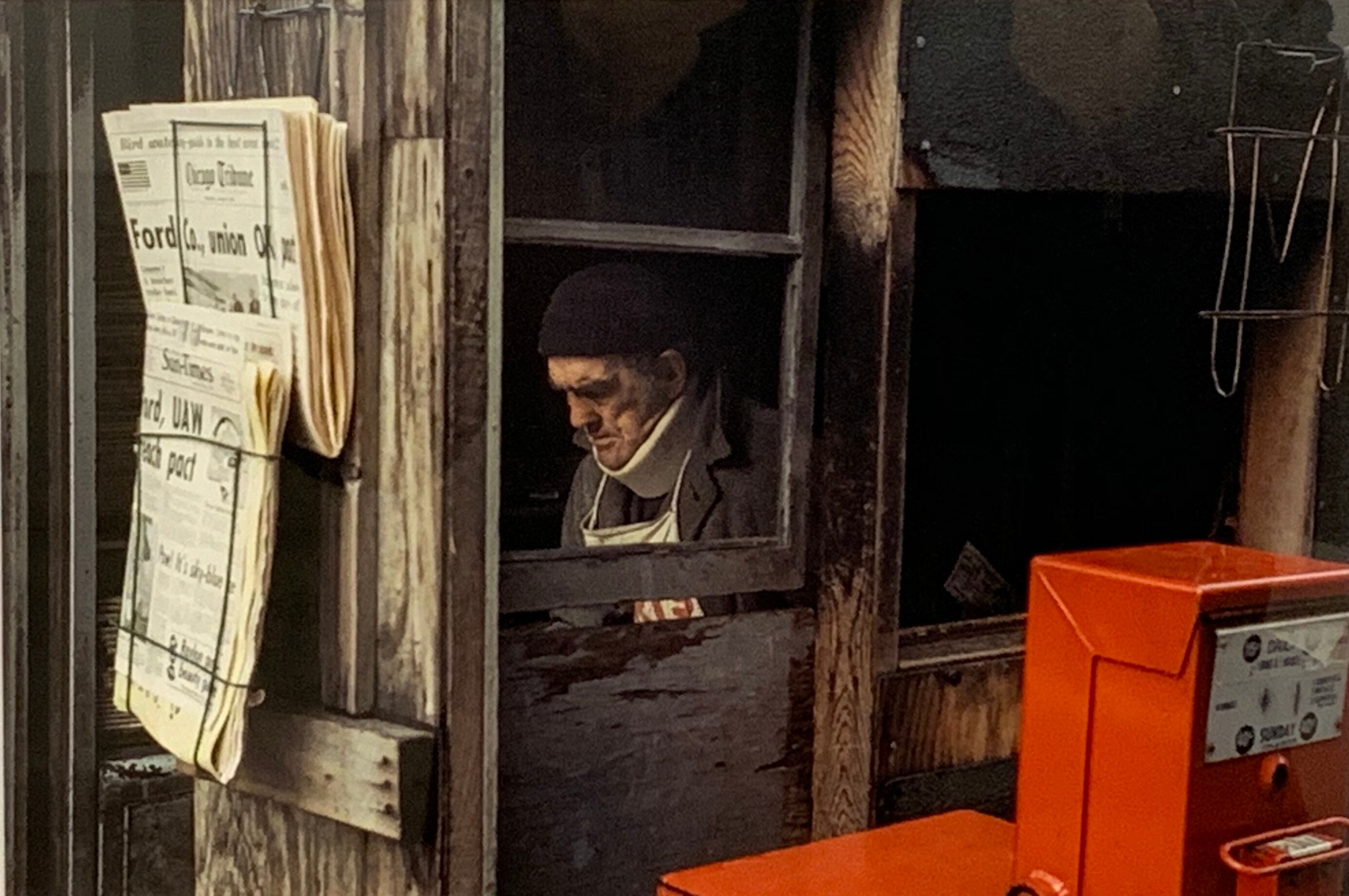 Foto de Vivian Maier. Chicago, octubre de 1976. Abajo: Chicago, 1956, de V. Maier.