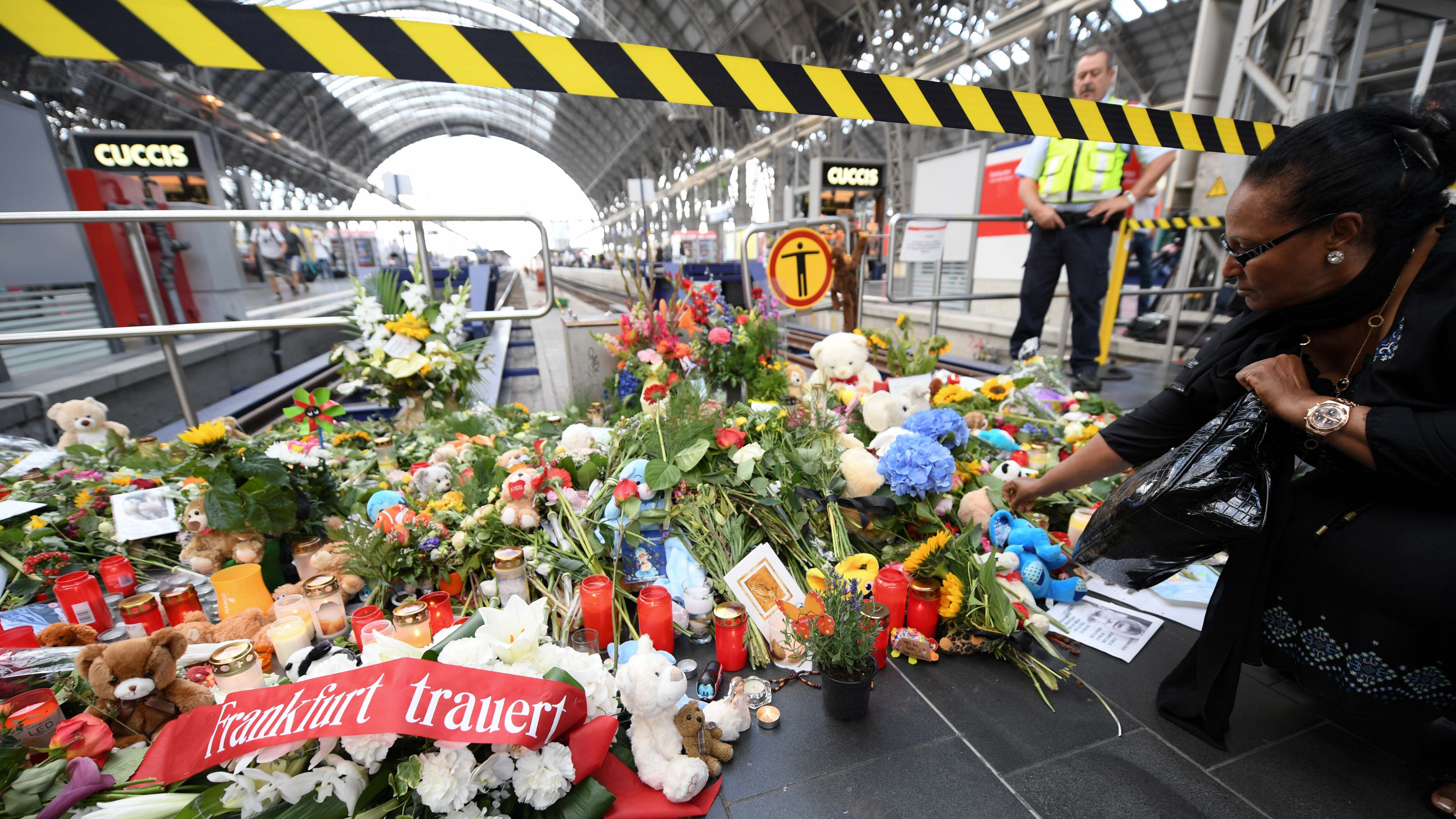 Un mujer deposita flores en el andén 7 de Frankfurt, donde se produjo el ataque.