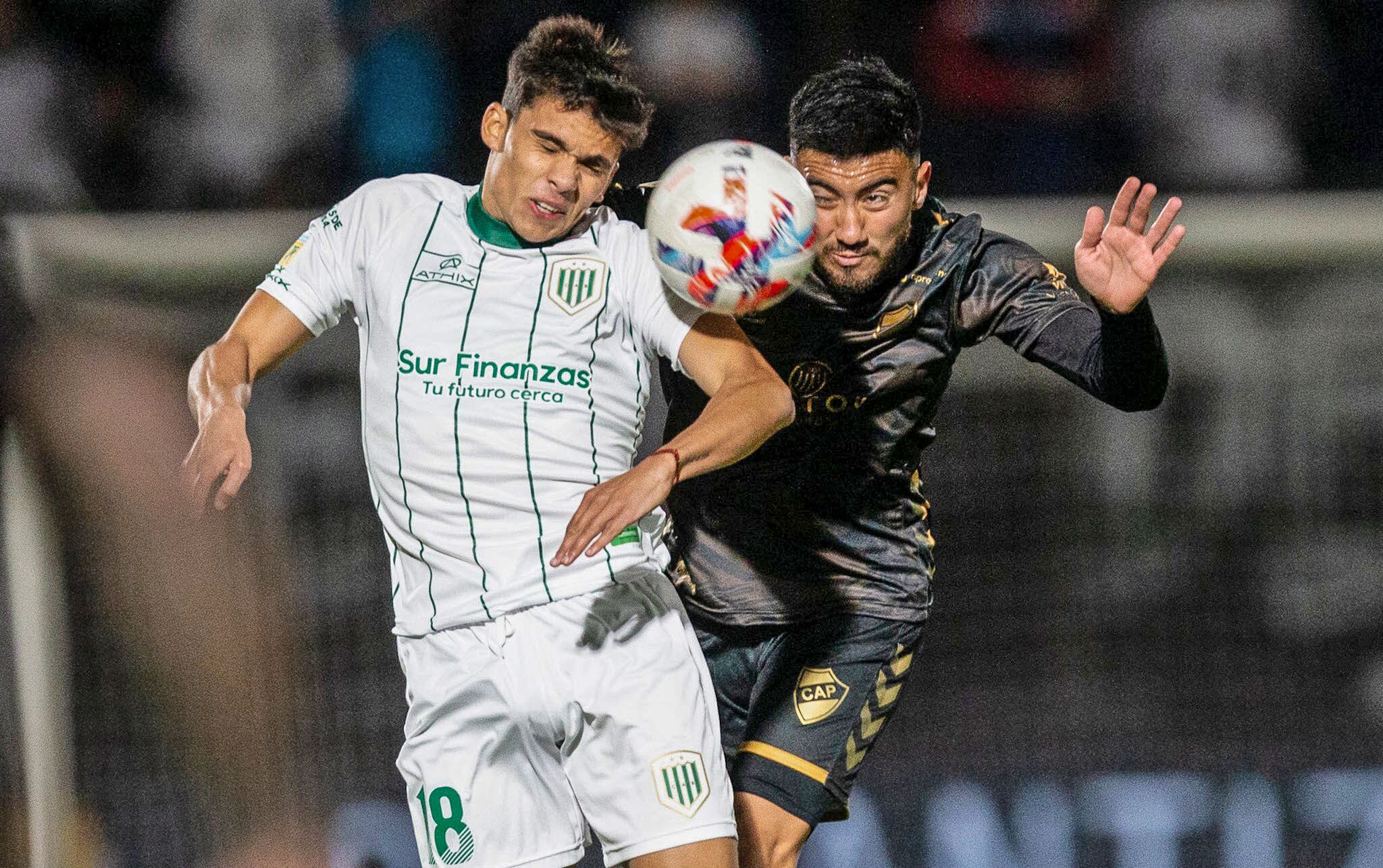 Enrique e Infante disputan la pelota