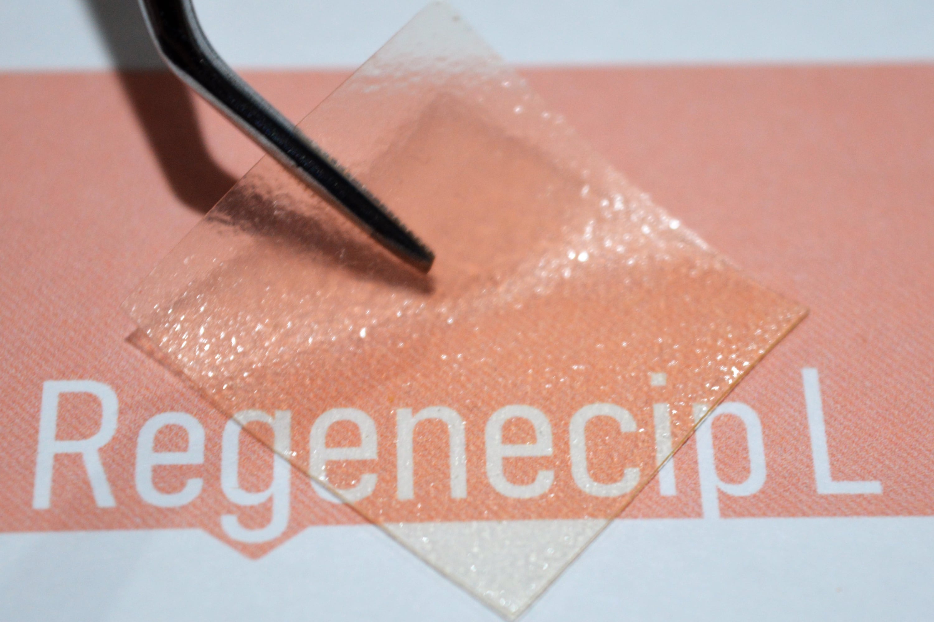 Al ser transparente, la membrana permite ver si la herida supura o cambia el color.