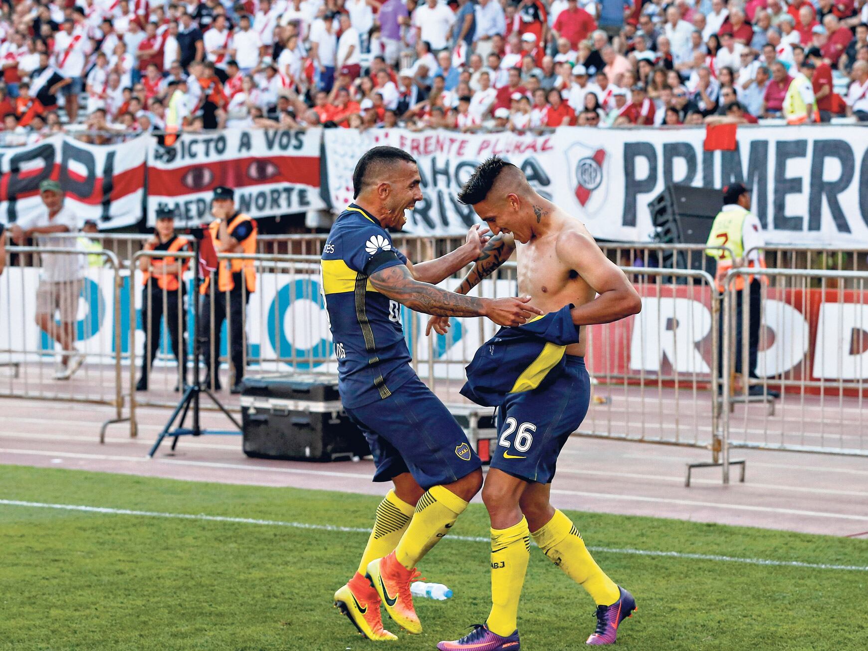 Tevez junto a Centurión festejan el cuarto gol, convertido por el ex jugador de Racing, que había ingresado en el segundo tiempo.