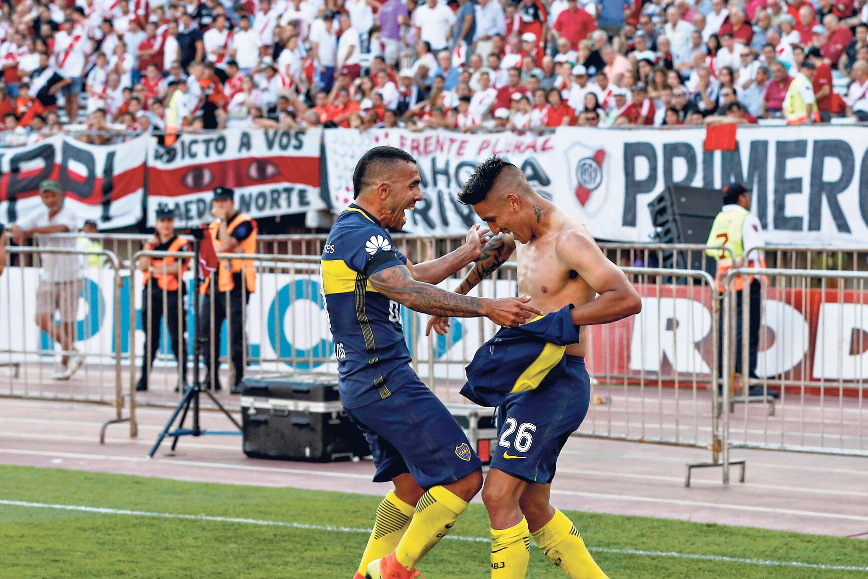 Tevez junto a Centurión festejan el cuarto gol, convertido por el ex jugador de Racing, que había ingresado en el segundo tiempo.