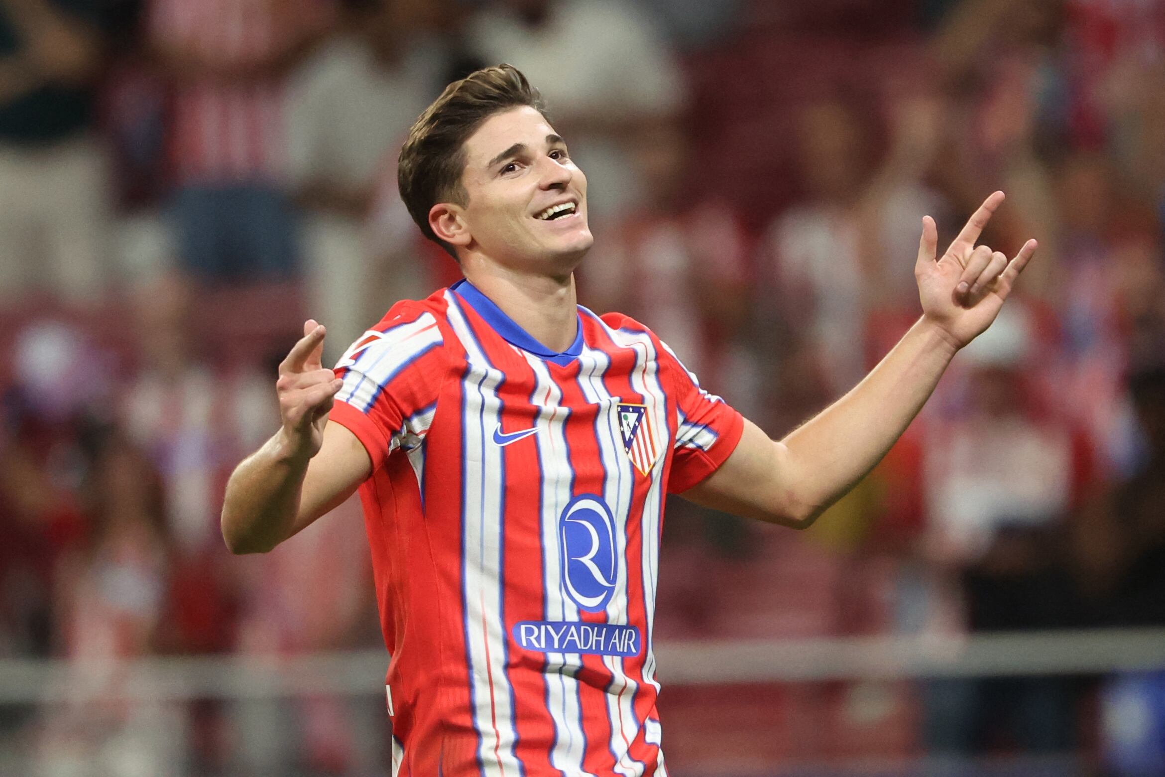Julián Alvarez festeja su primer gol en el Atlético
