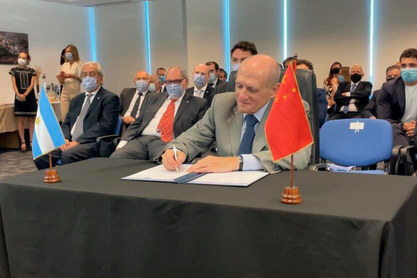 El titular de NA.SA, José Luis Antúnez, firmó el contrato con su contraparte china.