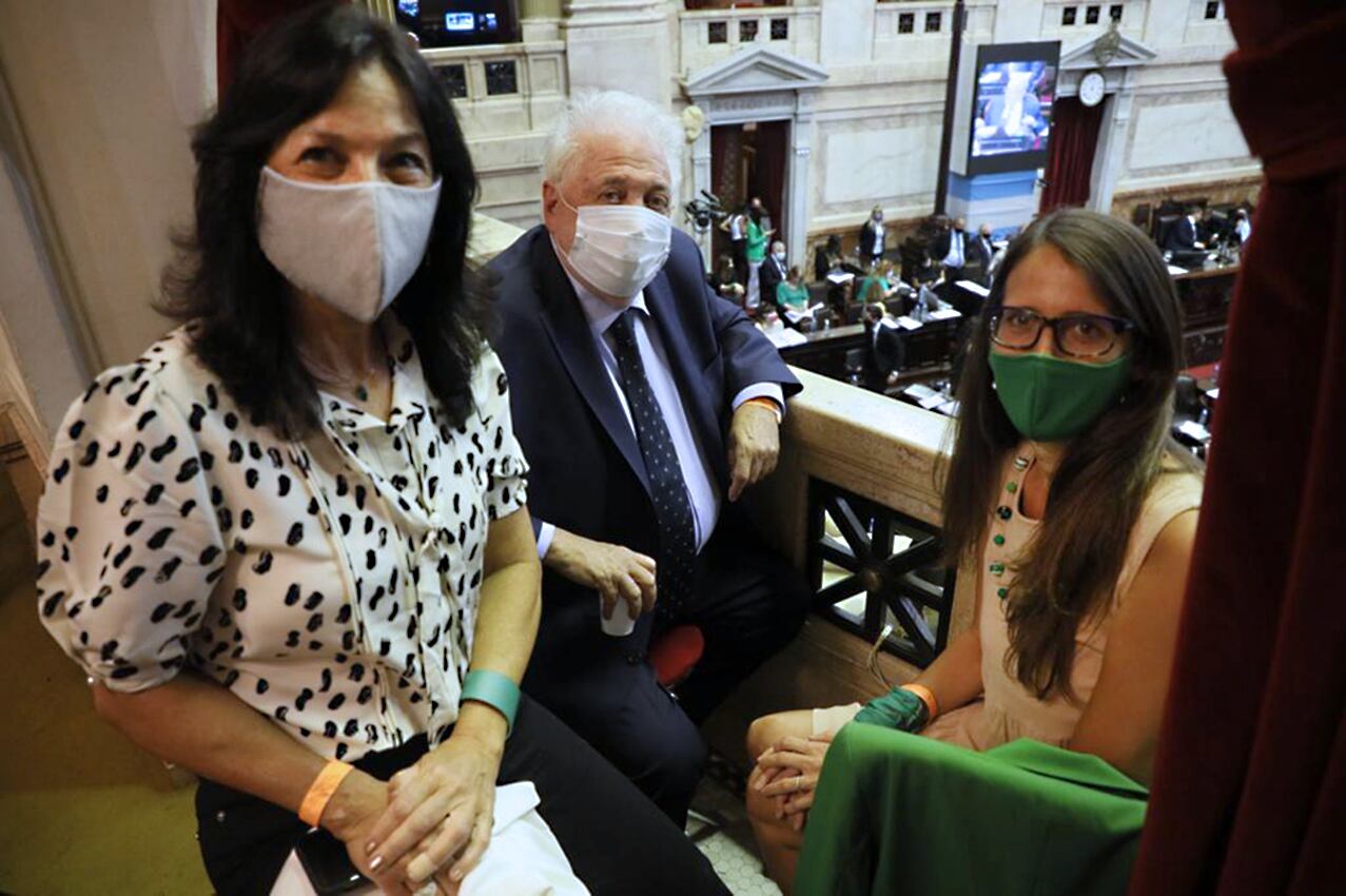 Ibarra junto a la ministra de las Mujeres, Géneros y Diversidad, Elizabeth Gómez Alcorta, y el ministro de Salud, Ginés González García.
