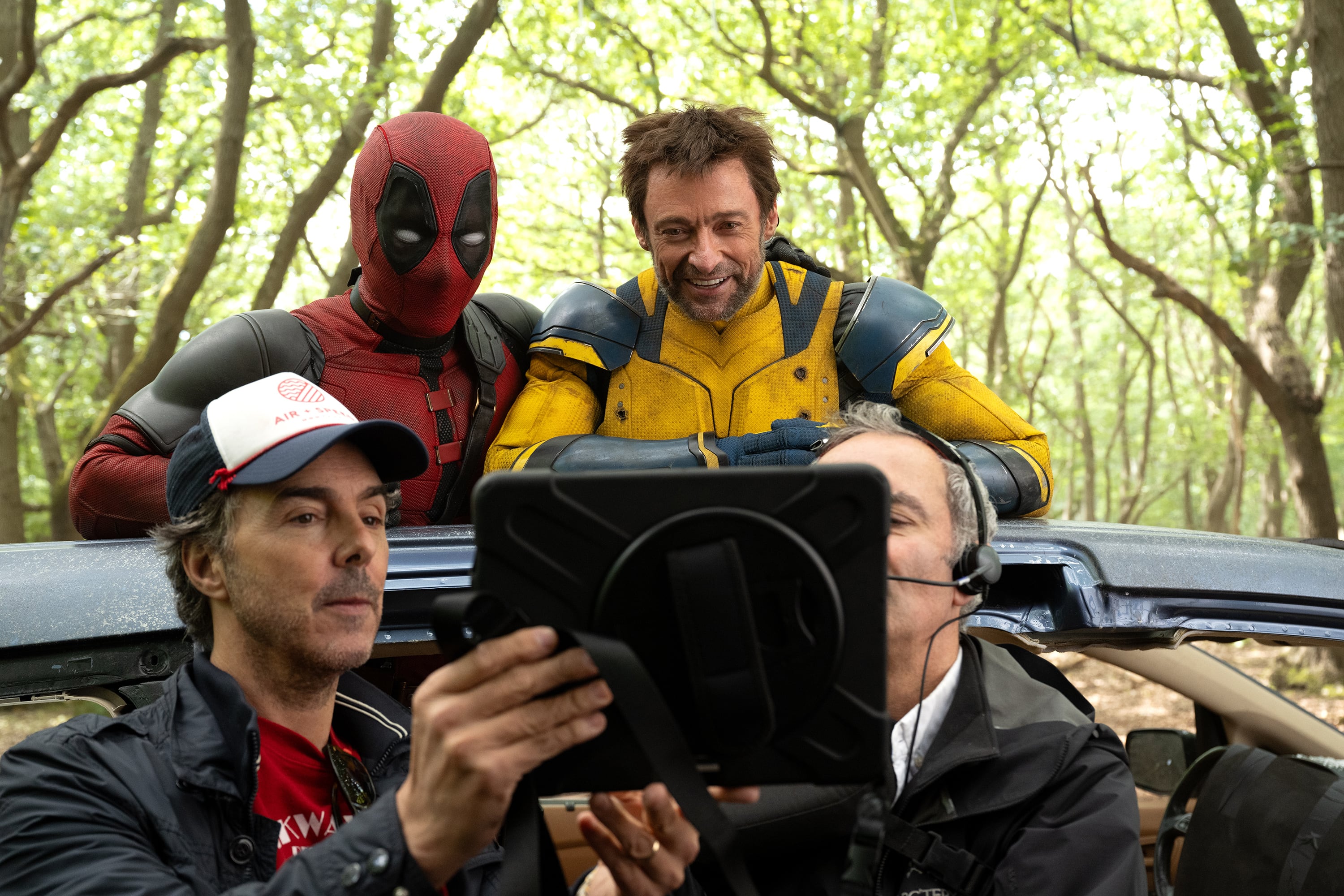 Shawn Levy, Ryan Reynolds y Hugh Jackman en el set de "Deadpool & Wolverine".