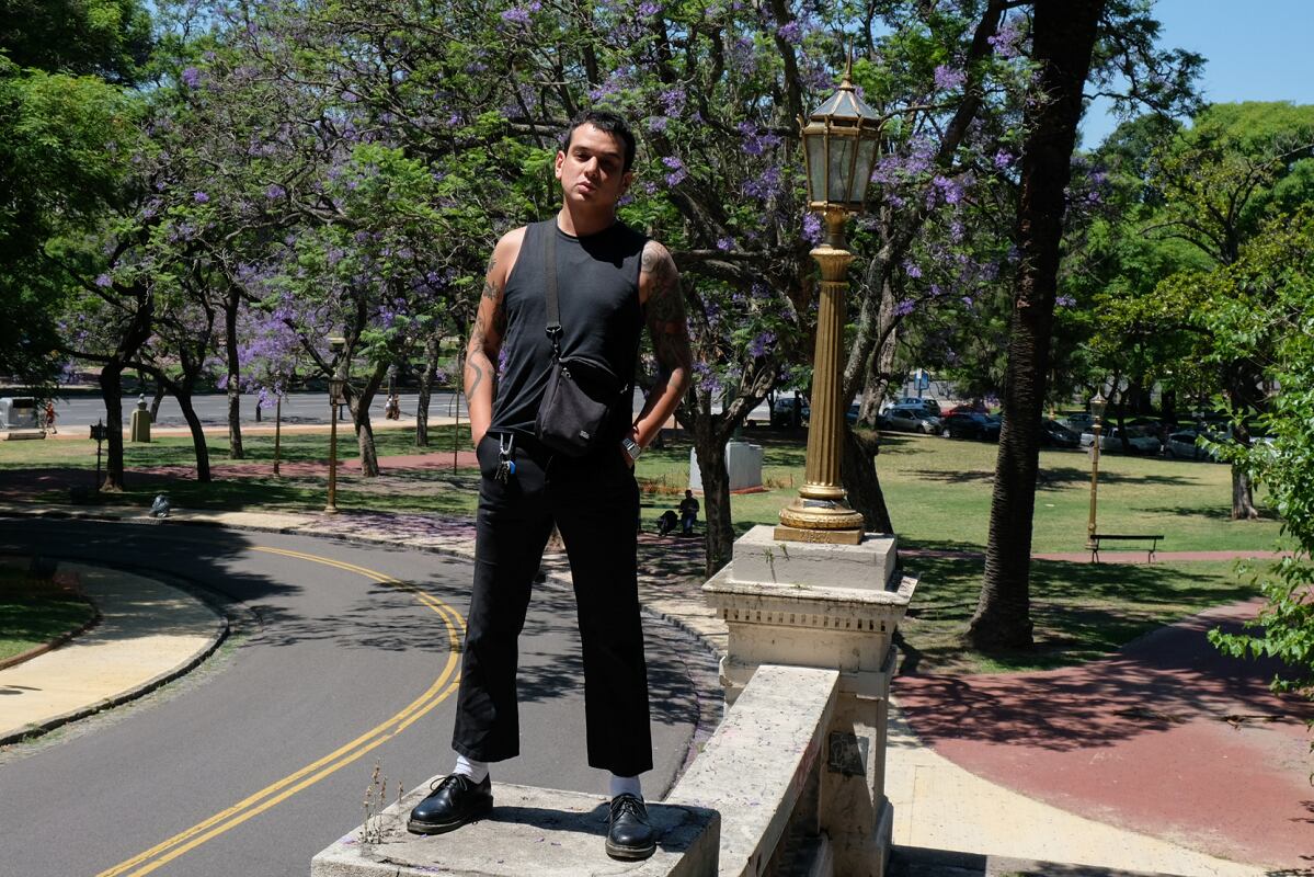 "Generalmente escribo sobre la ansiedad, y esa inercia de seguir adelante porque sí", dice Romeo, también músico en Ymperio