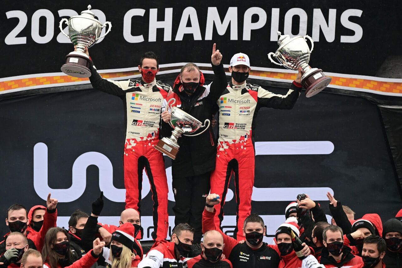 Ogier festeja junto a su copiloto.