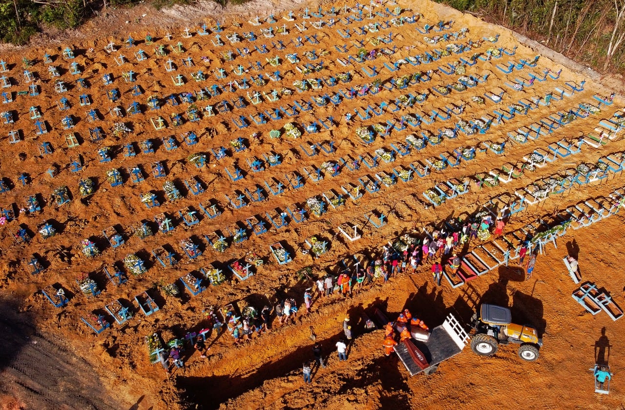 Vista aérea del cementerio Parque Taruma de Manaos, Brasil.