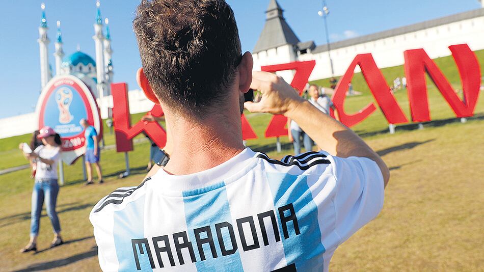 Un hincha argentino con la camiseta de Maradona saca fotos en Kazán.