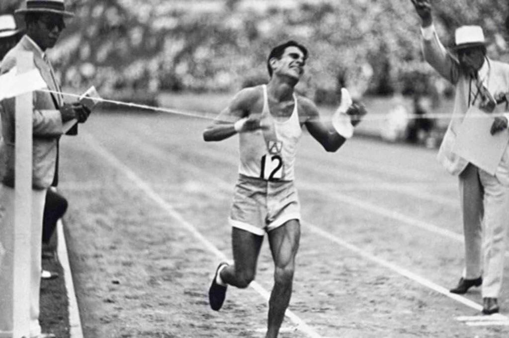 Zabala llega primero a la meta en los Juegos Olímpicos de Los Angeles 1932.