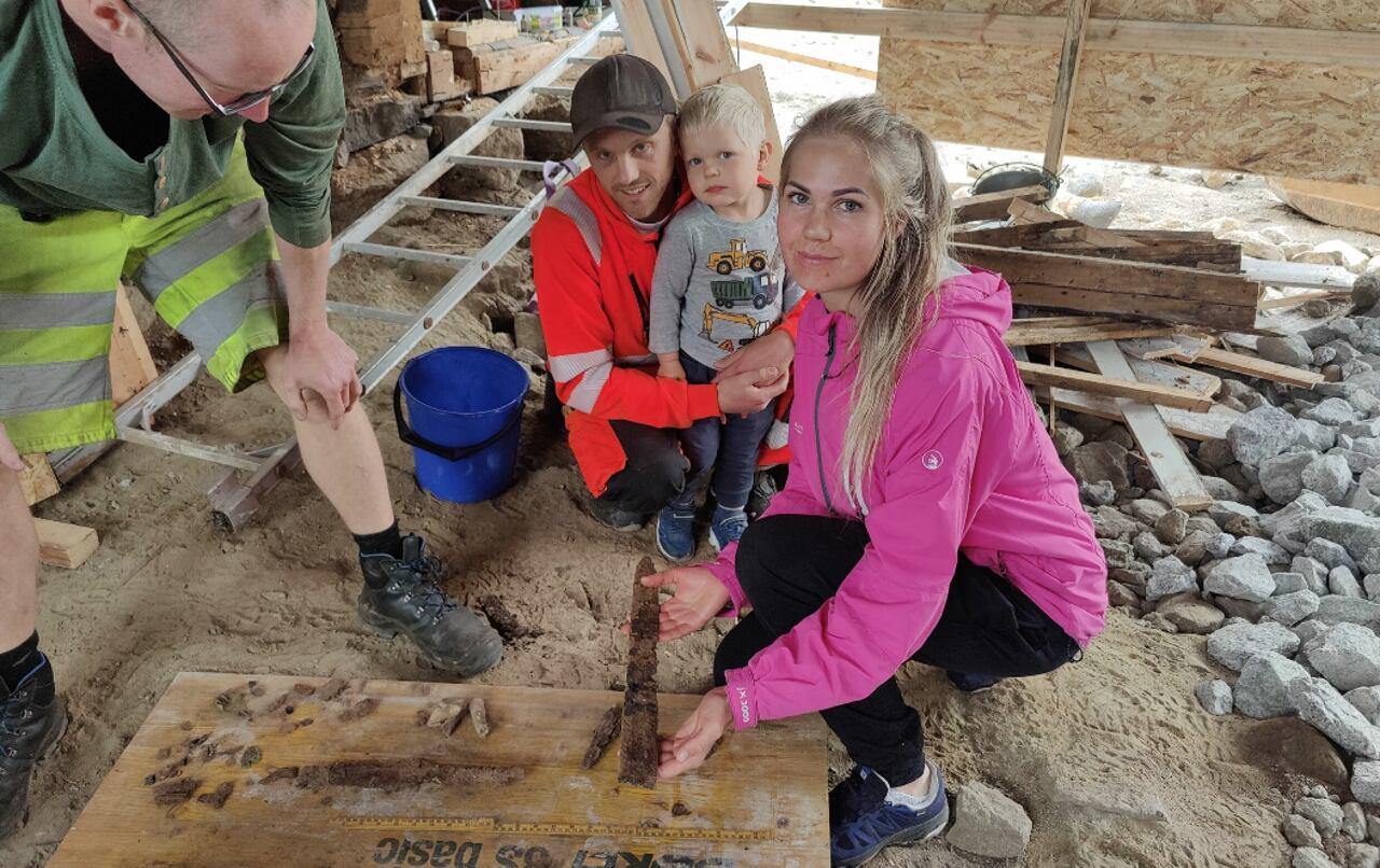 La familia Heiland posa con la espada encontrada en su patio. Imagen: redes sociales de  Joakim Wintervoll