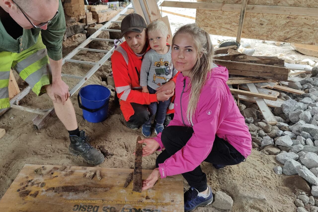 La familia Heiland posa con la espada encontrada en su patio. Imagen: redes sociales de Joakim Wintervoll