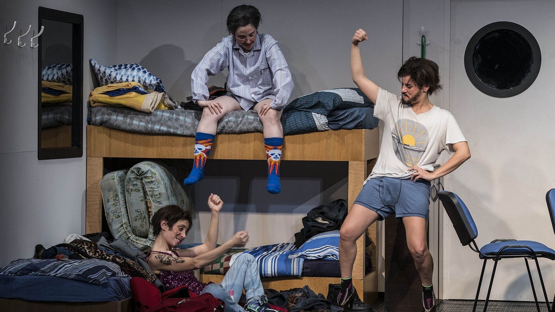 En Petróleo, la quinta obra del grupo Piel de Lava, las risas truenan para tapar el llanto de los varones.