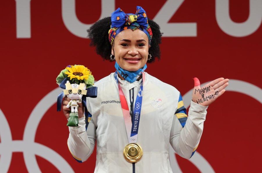 La ecuatoriana Neisi Dajomes, oro en levantamiento de pesas.