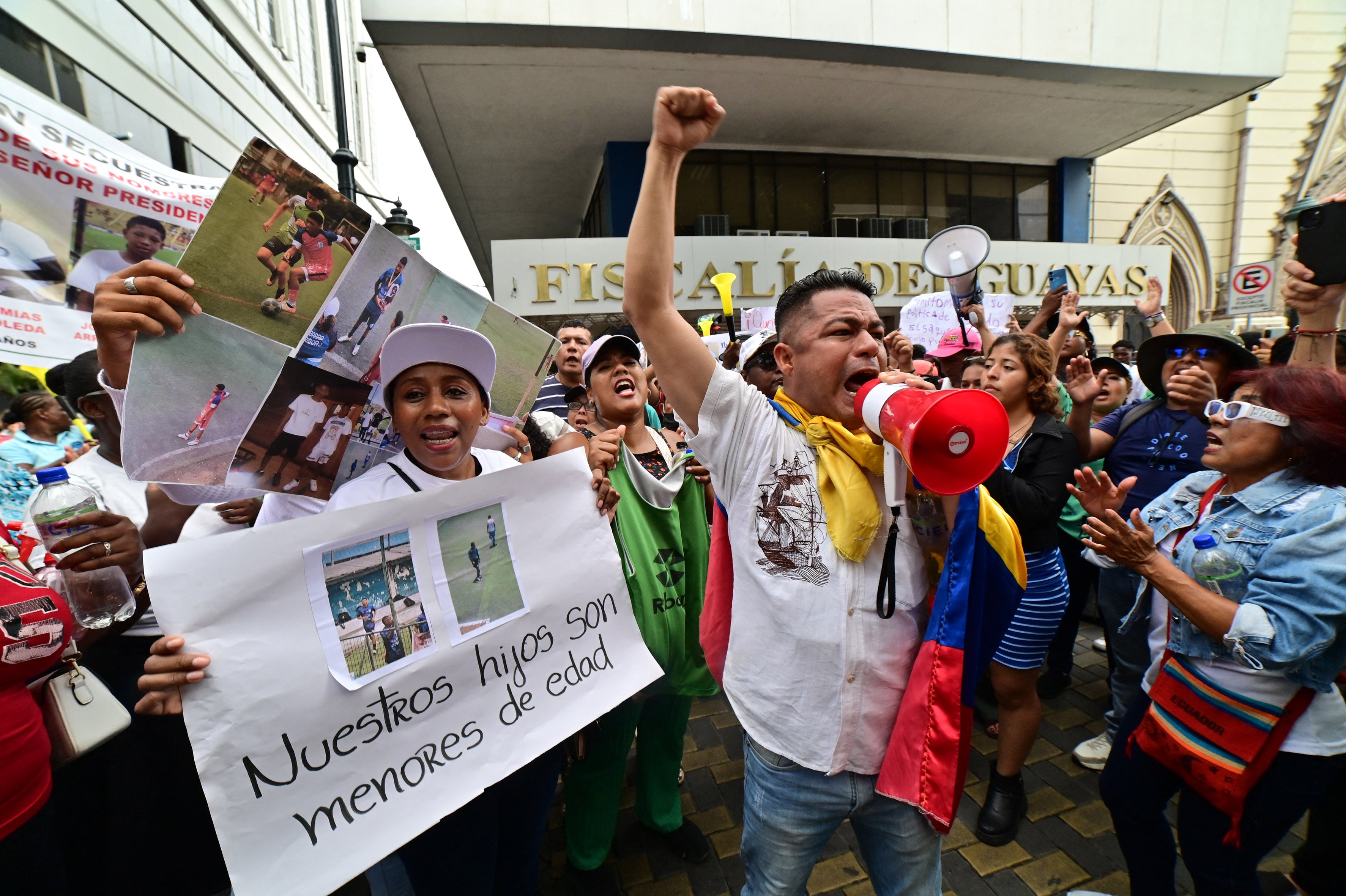 Las protestas por la desaparición de los niños llegaron a la Fiscalía de Guayaquil
