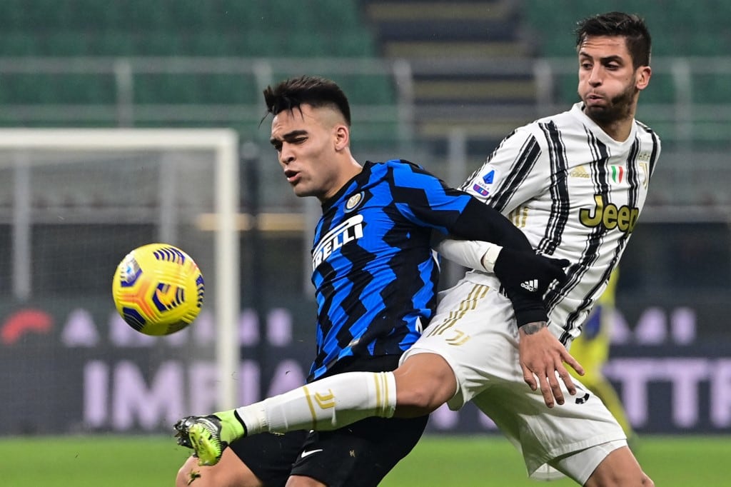 Bentancur en un Juventus-Inter de 2021. El rival, Lautaro Martínez