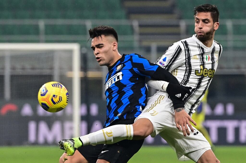 Bentancur en un Juventus-Inter de 2021. El rival, Lautaro Martínez