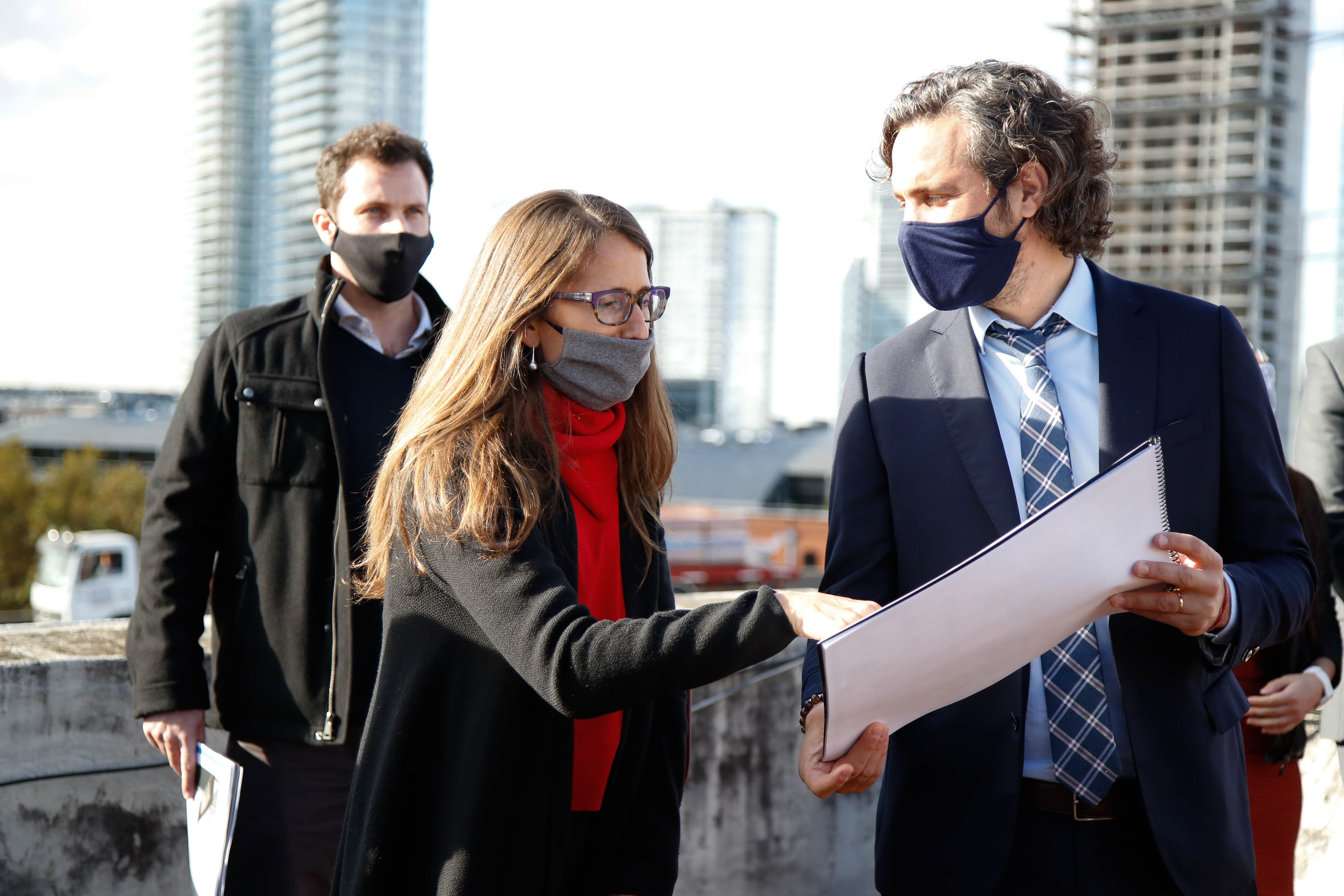 Santiago Cafiero junto a Elizabeth Gómez Alcorta en la futura sede del Ministerio de Mujeres, Género y Diversidad.
