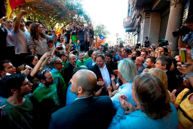 El vice catalán, Oriol Junqueras (centro), llega a la Consejería de Economía, en reclamo contra los arrestos.