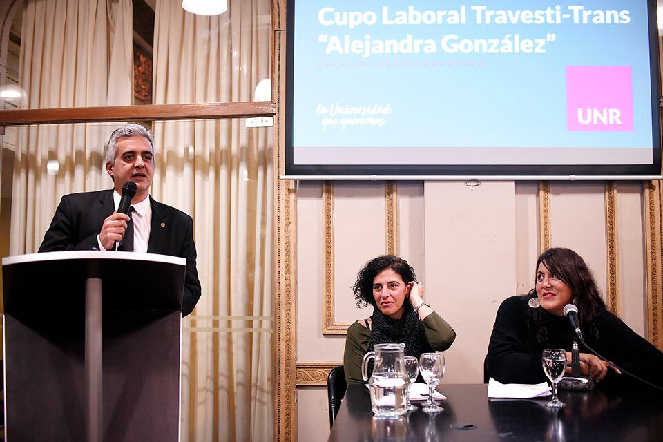 El rector junto a la secretaria de Género y una militante histórica.