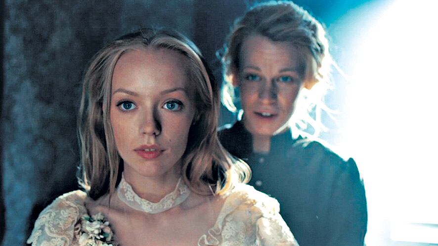 La bella y frágil novia se enfrenta con fuerzas poderosas del más allá.