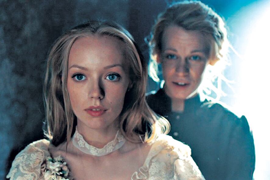 La bella y frágil novia se enfrenta con fuerzas poderosas del más allá.