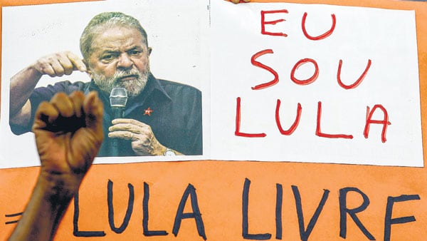 Seguidores de Lula piden su liberación afuera de la Catedral de San Pablo.