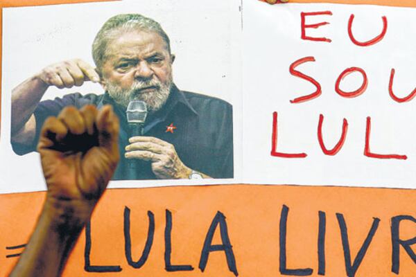Seguidores de Lula piden su liberación afuera de la Catedral de San Pablo.