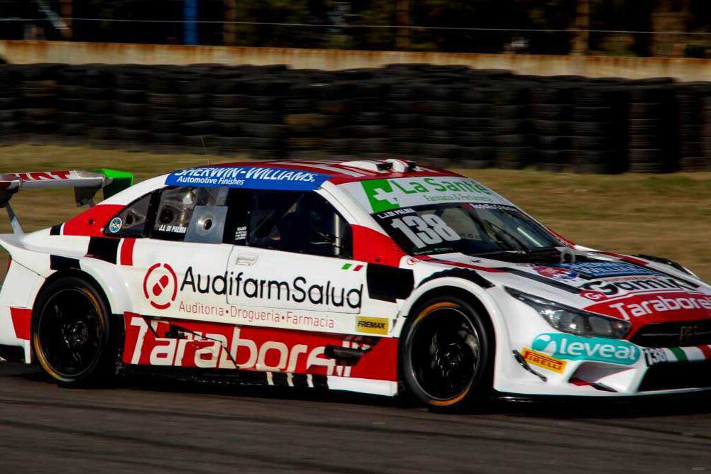 Josito Di Palma festeja su victoria en el autódromo porteño.