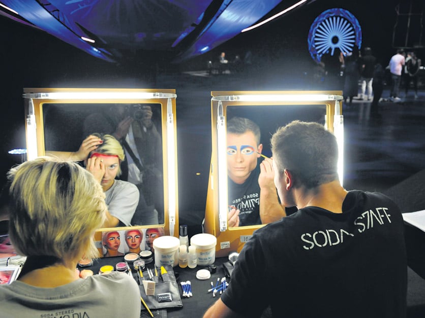 La conferencia de prensa incluyó una sesión de maquillaje y un número de acrobacia.