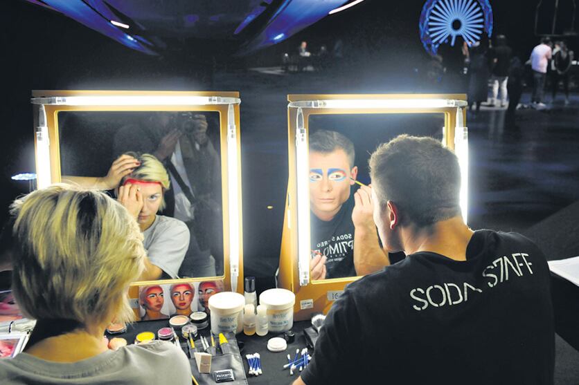 La conferencia de prensa incluyó una sesión de maquillaje y un número de acrobacia.