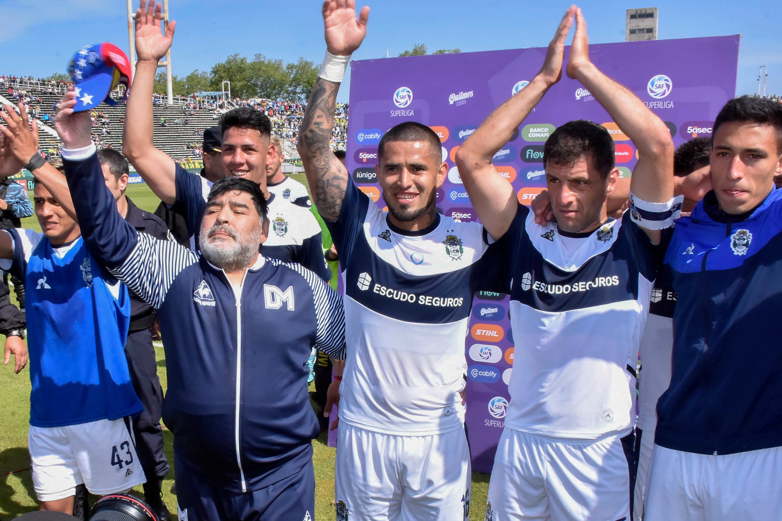 El festejo de Maradona junto a los jugadores de Gimnasia.