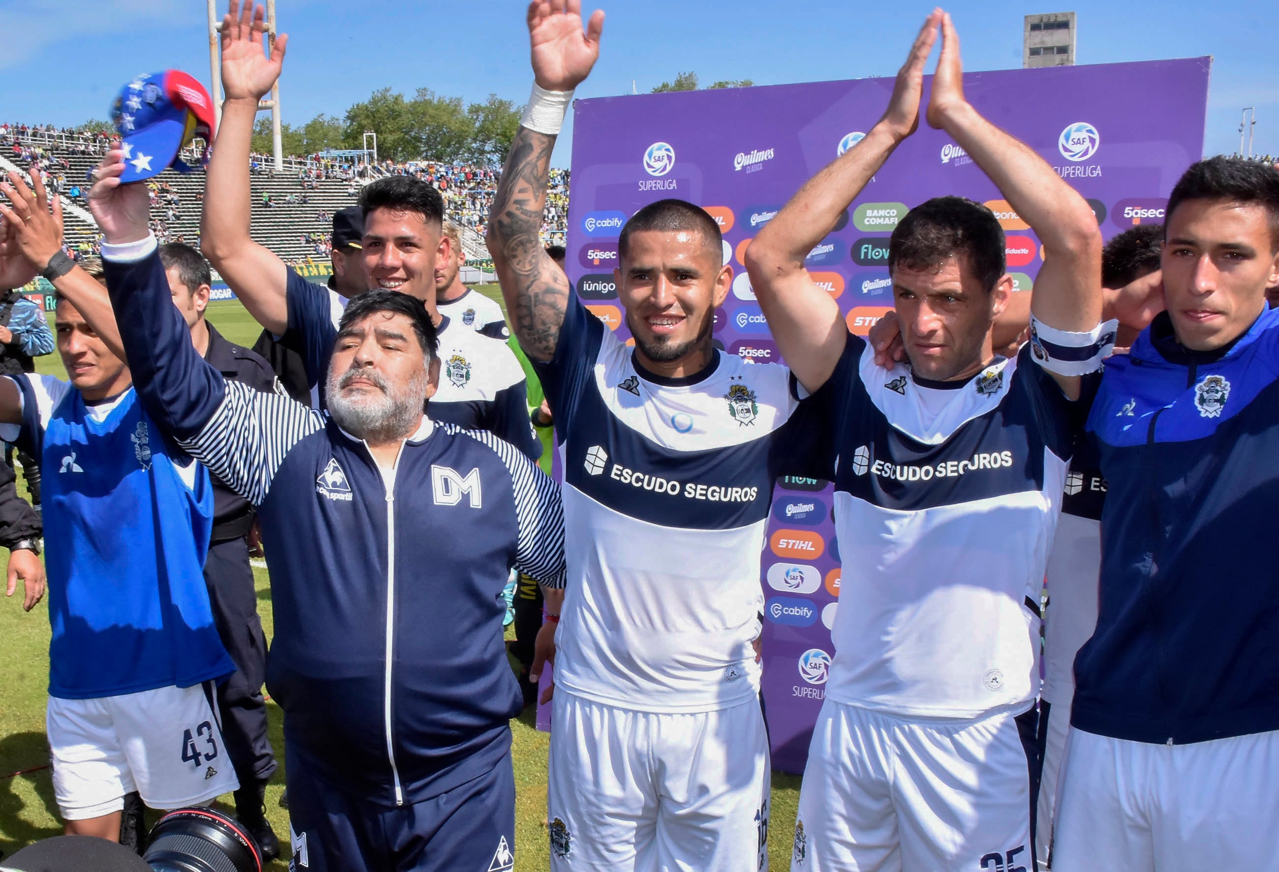 El festejo de Maradona junto a los jugadores de Gimnasia.