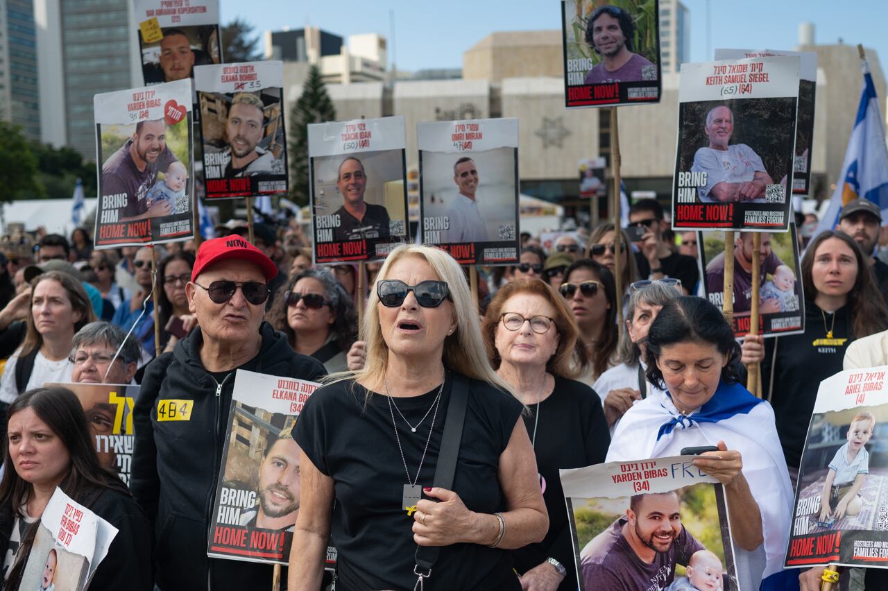 Concentración en la Plaza de los Rehenes de Tel Aviv para seguir a través de unas pantallas gigantes la entrega de los rehenes israelíes.